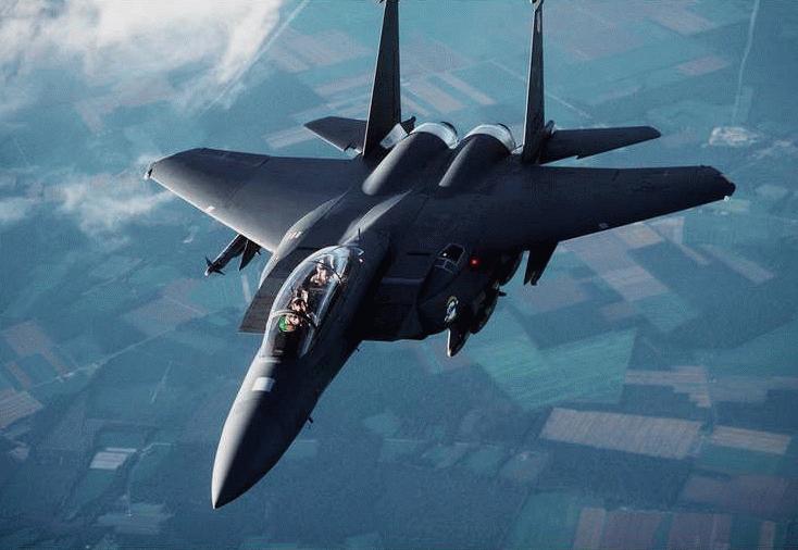 REVUE AIR COMBAT N°4 "F15 EAGLE LE RAPACE DE L'US AIR FORCE" 